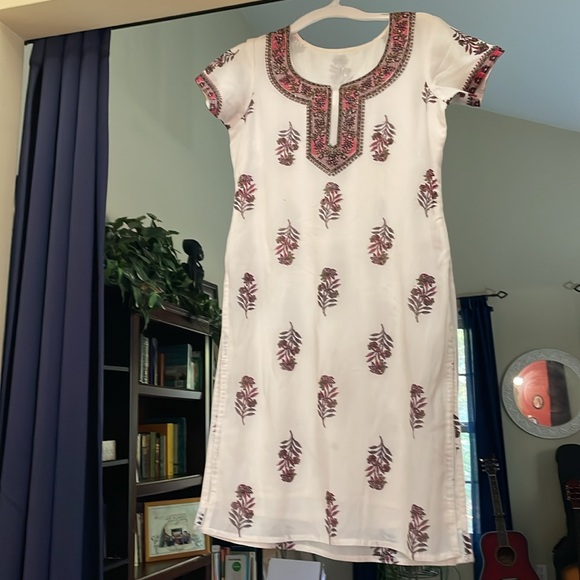 Gorgeous Top with sequins and floral patterns. - Picture 2 of 2